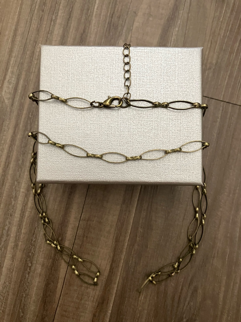 Beautiful 16“ brass color eye-shape connected links